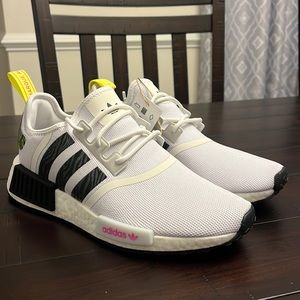 Adidas NMD_R1 NMD R1 Boost Shoes Sneakers IE9624 white black Women’s Size 7.5